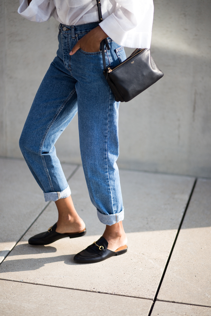 theadorabletwo_classic_love_vintage_mom_jeans_max_and_co_bluse_weiß_glockenärmel_illustration_sere_rivers_nescafé_work_berlin_streetstyle_minimalist_schwarz_gucci_princetown_slipper